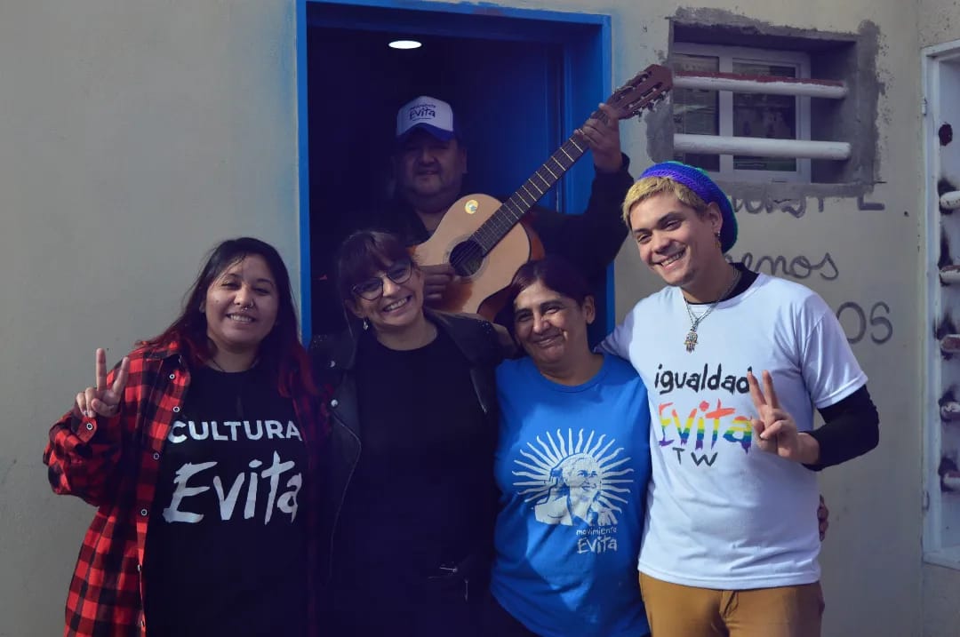 LorenaAlcala's tweet photo. Participé de la inauguración del Anexo Evita "Tu Sonrisa como Bandera".
Es importante contar con espacios que generen debate, trabajo, inclusión y contención social.
Organizado por referentes del Frente por la Igualdad, Frente Agrario Evita, Cultura Evita y Movimiento Evita. https://t.co/sscV6jfPqu
