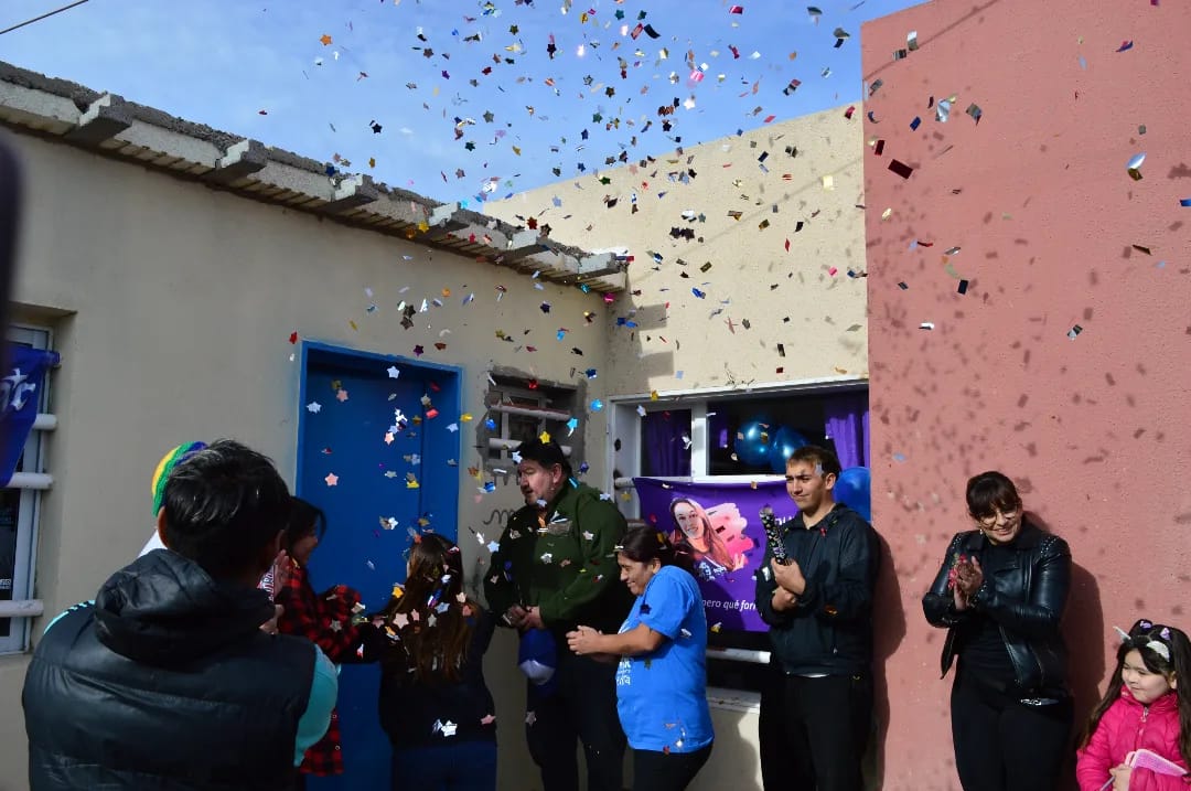 LorenaAlcala's tweet photo. Participé de la inauguración del Anexo Evita "Tu Sonrisa como Bandera".
Es importante contar con espacios que generen debate, trabajo, inclusión y contención social.
Organizado por referentes del Frente por la Igualdad, Frente Agrario Evita, Cultura Evita y Movimiento Evita. https://t.co/sscV6jfPqu