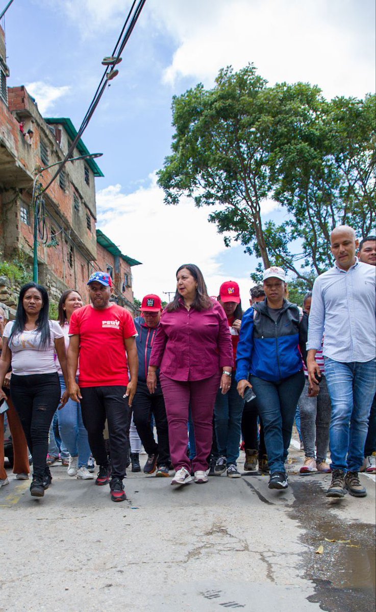 gestionperfecta's tweet photo. En este día especial, estamos entregando 2.1 kilómetros de vía a la parroquia San Agustín, luego de la rehabilitación de la Calle Internacional, en La Televisora, en su primera etapa.

El sector se ha transformado con esta obra, lograda junto al Poder Popular.

#AmigoComandante https://t.co/MnDhrrjgl0