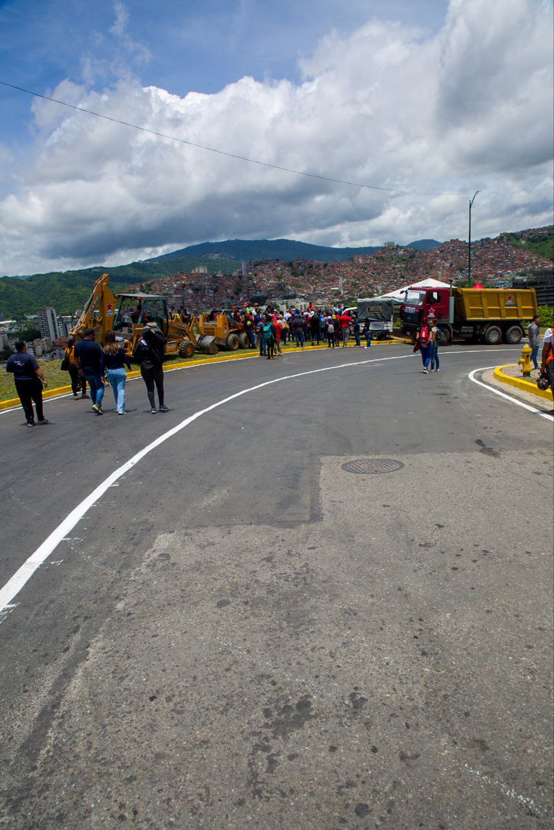 gestionperfecta's tweet photo. En este día especial, estamos entregando 2.1 kilómetros de vía a la parroquia San Agustín, luego de la rehabilitación de la Calle Internacional, en La Televisora, en su primera etapa.

El sector se ha transformado con esta obra, lograda junto al Poder Popular.

#AmigoComandante https://t.co/MnDhrrjgl0