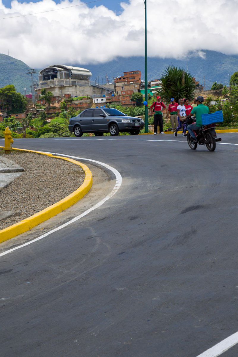 En este día especial, estamos entregando 2.1 kilómetros de vía a la parroquia San Agustín, luego de la rehabilitación de la Calle Internacional, en La Televisora, en su primera etapa.

El sector se ha transformado con esta obra, lograda junto al Poder Popular.

#AmigoComandante