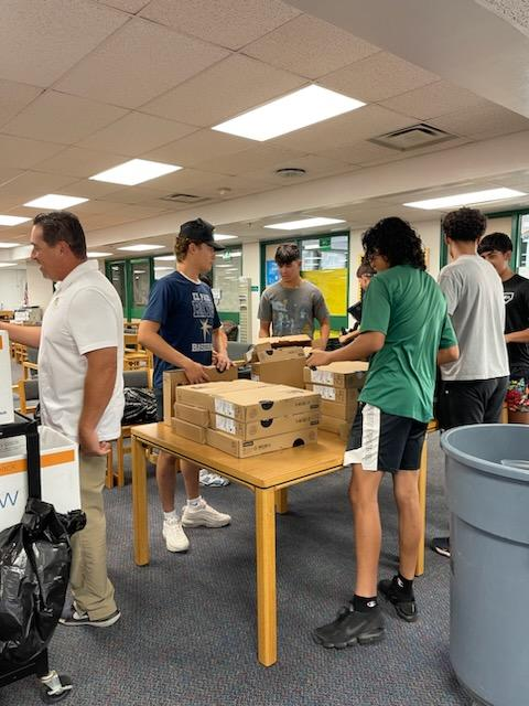 Every year, @ramsbaseball12 does an amazing job helping us unbox freshman laptops! These guys are awesome and have so much Montwood spirit! Shoutout: Gav and Em Ramos!💚💙@MontwoodHS @SocorroISD @Sparks_Interest @JMarquez_LMS @ARomo_MHS @MMoreno_TECH @aramos_sisd @Coachrangel_MHS
