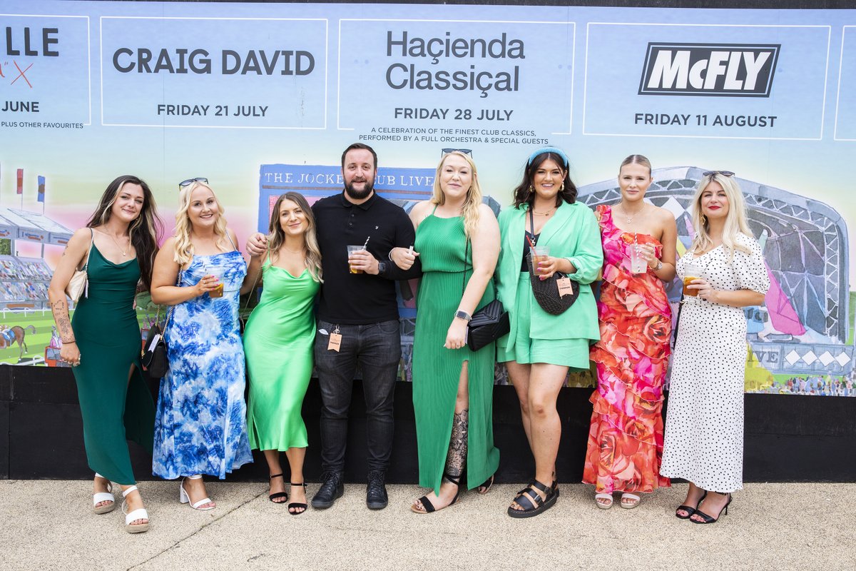 TheJCLive's tweet photo. How gorgeous is our #NewmarketNights crowd today? 😍

A fun-filled evening ahead with four more races and @Fac51hacienda @graemepark live in concert at @NewmarketRace! 🐎🎻

📸 Angii Smith https://t.co/cXgfqesgUF