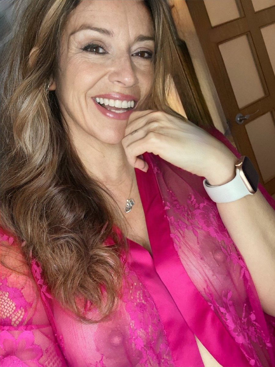 Born 1970  ❤️ mother of 4 ... hot enough for a date ?
#NFL #MMA