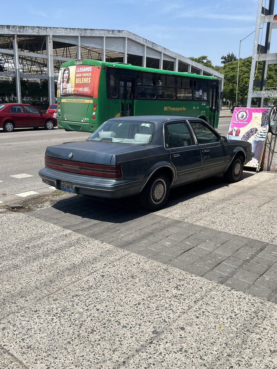 innyec's tweet photo. @Trafico_ZMG en el examen de manejo escrito y real deberían reprobar a los que se estacionan en las banquetas y o cocheras. Este auto como muchos otros se estacionan a diario en av. Javier mina pero no hay autoridad que los infraccione. Mira también cómo se estacionan en parque. https://t.co/Kc4VNGEk04