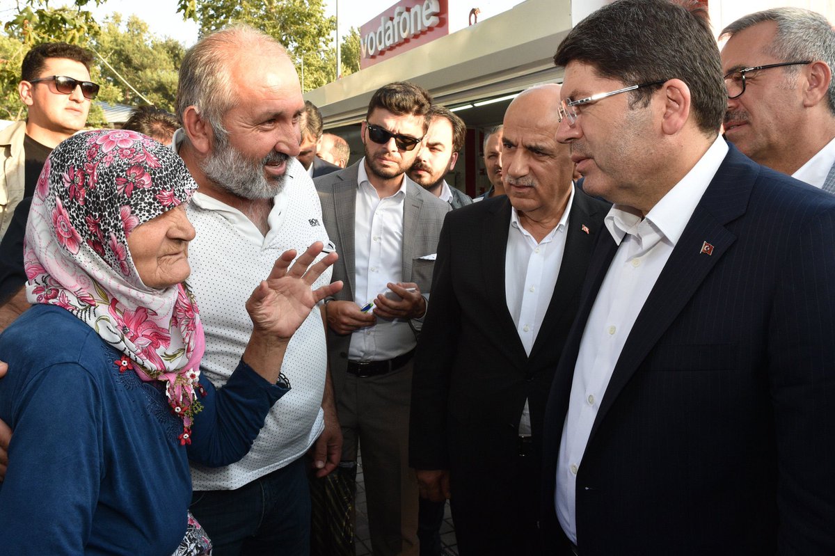 Adalet Bakanımız Sn. Yılmaz Tunç, Milletvekillerimiz ve Büyükşehir Belediye Başkanımız ile birlikte Konteyner Çarşı Esnaflarımızı ziyaret ettik. 

Yaralarımızı birlikte sararken şehrimizi hep beraber yeniden ayağa kaldıracağız.

#Kahramanmaraş