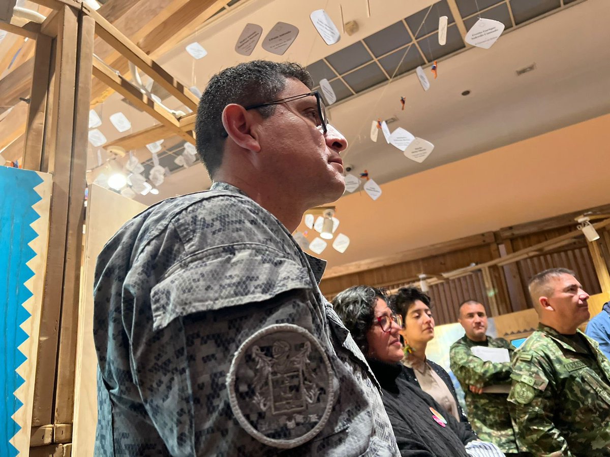 CCOETFFMM's tweet photo. #Ahora || El señor #GeneralBenavides, comandante del #CCOET, recorre y escucha la exposición del Museo Itinerante de la Memoria y la Identidad de los Montes de María - El Vuelo del Mochuelo - en el @museonacionalco. (1) https://t.co/IQF6bMAquD