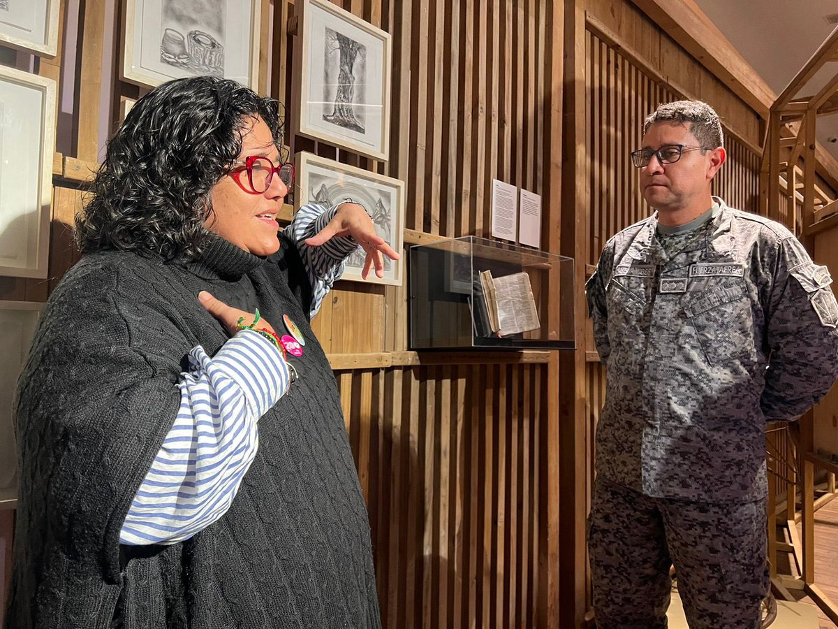 CCOETFFMM's tweet photo. #Ahora || El señor #GeneralBenavides, comandante del #CCOET, recorre y escucha la exposición del Museo Itinerante de la Memoria y la Identidad de los Montes de María - El Vuelo del Mochuelo - en el @museonacionalco. (1) https://t.co/IQF6bMAquD