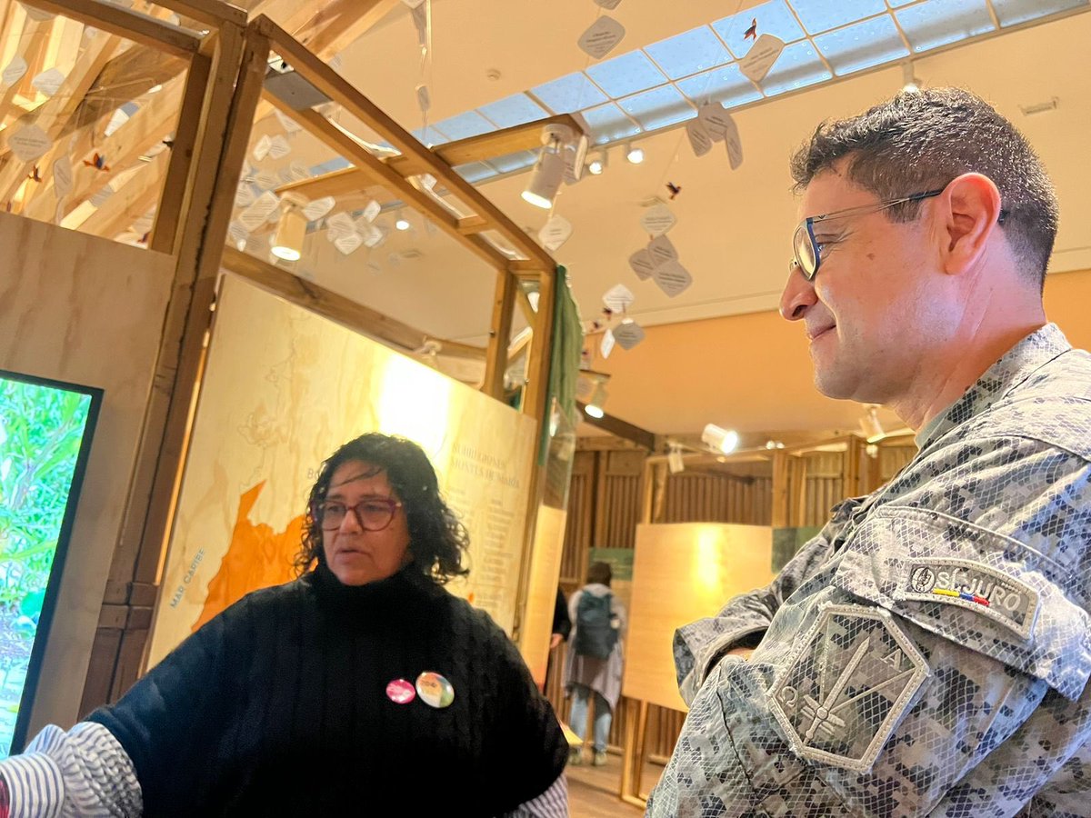 CCOETFFMM's tweet photo. #Ahora || El señor #GeneralBenavides, comandante del #CCOET, recorre y escucha la exposición del Museo Itinerante de la Memoria y la Identidad de los Montes de María - El Vuelo del Mochuelo - en el @museonacionalco. (1) https://t.co/IQF6bMAquD