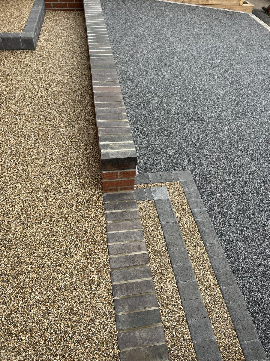 ClearpaveL's tweet photo. New Resin Bound Driveway complete in Sudbury Suffolk with @vubaresin #resin  #driveway https://t.co/GzElgBk952