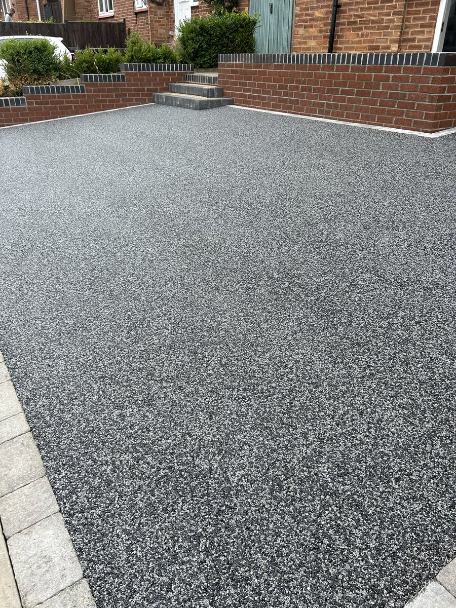 ClearpaveL's tweet photo. New Resin Bound Driveway complete in Sudbury Suffolk with @vubaresin #resin  #driveway https://t.co/GzElgBk952