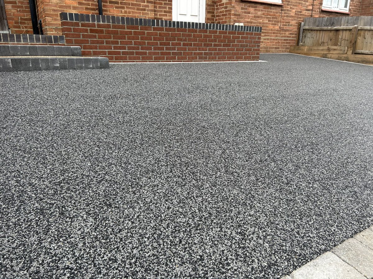 ClearpaveL's tweet photo. New Resin Bound Driveway complete in Sudbury Suffolk with @vubaresin #resin  #driveway https://t.co/GzElgBk952