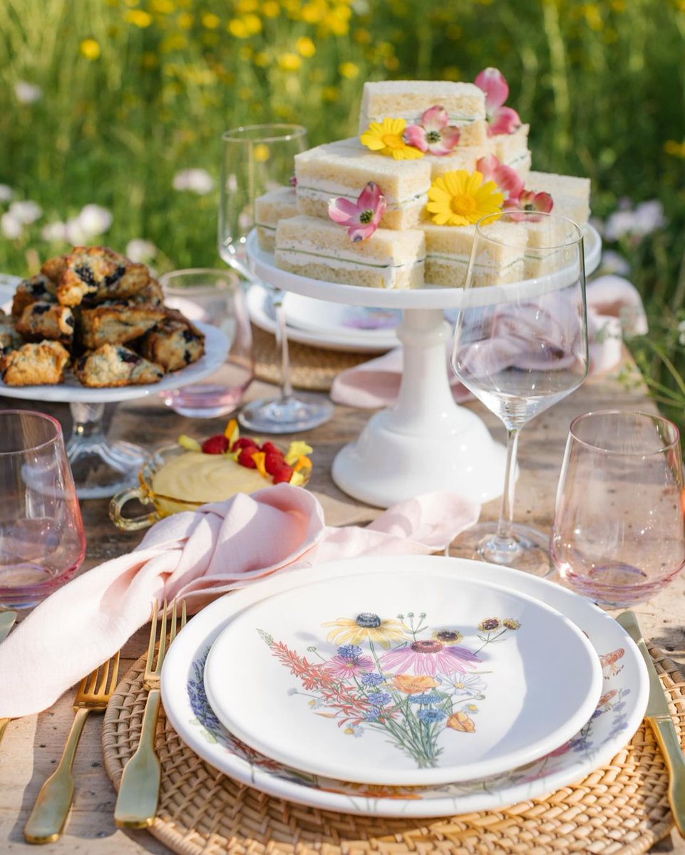 What screams summer more than a picnic under the sun! We are loving this picnic party by Beijos Events ! 🌞 🌷 🤗 🍓 

Repost by Beijos Events