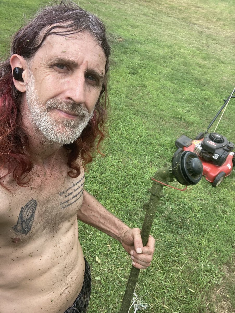 WayneKing5880's tweet photo. My grass grows so fast y’all got to get on top it https://t.co/w17r1sb8eT