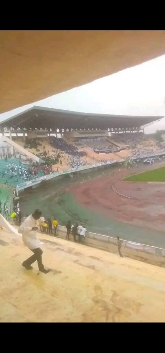 Référendum illégal en RCA: Bangui, population estimée: 1, 200 000 habitants. Stade: 20 000 places.  Le "Peuple" était convié pour exprimer son soutien à sa nouvelle "Constitution". Réponse en images