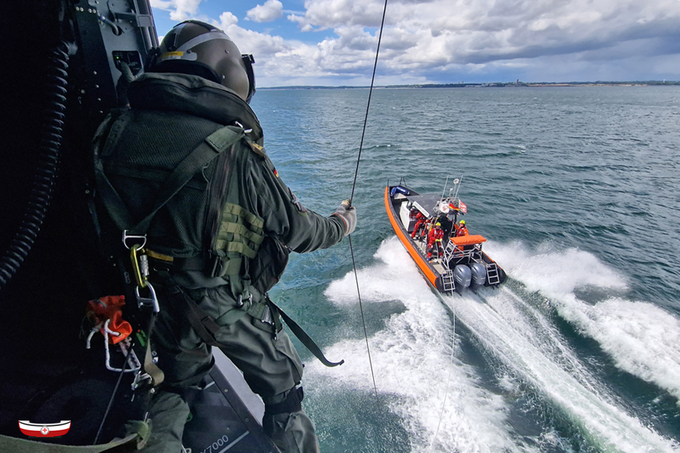 Seenotretter's tweet photo. #SeaLion-#WinchEx 🚁 der @deutschemarine-#Marineflieger mit den #Seenotretter-Trainingsbooten MERVI &amp; CHRISTOPH LANGNER. 💪 #SARfamily 🤝 #TeamSeenotretter Mehr Sonntag beim #TagderSeenotretter, Programm: ➡️ https://t.co/w1v4ssFNJq 📸 #DGzRS (1,4), Marine (2[M],3) @CdrDeuNavalAir https://t.co/v7IsoEFE1Y