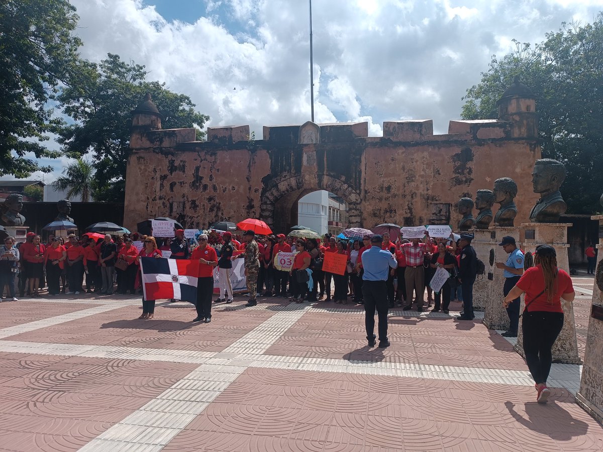 CQuelix's tweet photo. Seguimos los #Directores avanzando seguro con @asonadediRD por una educación de calidad con la integración de la familia y buscado la paz y buena convivencia escolar. @angelhdez50 @NuestraADP @NTelemicro5 @t https://t.co/Ma1IVMNfrE