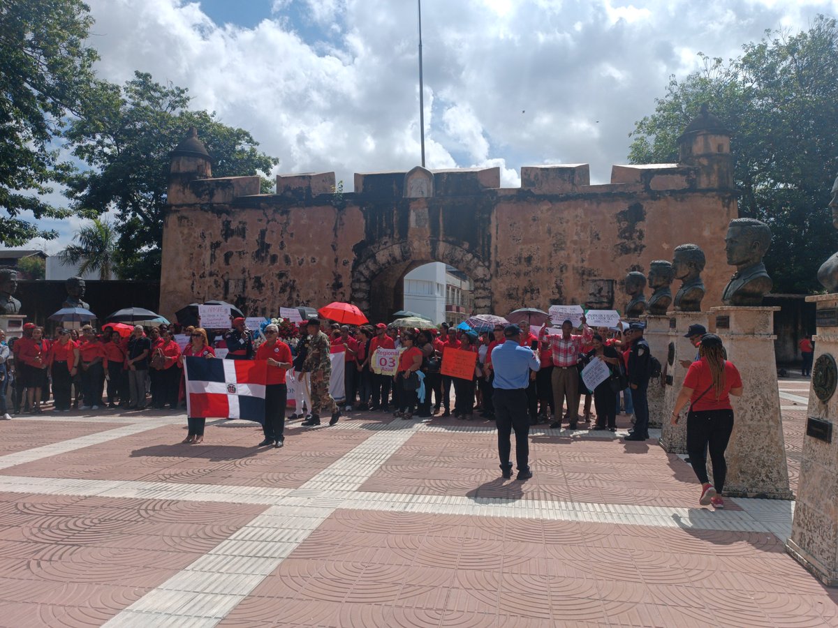 CQuelix's tweet photo. Seguimos los #Directores avanzando seguro con @asonadediRD por una educación de calidad con la integración de la familia y buscado la paz y buena convivencia escolar. @angelhdez50 @NuestraADP @NTelemicro5 @t https://t.co/Ma1IVMNfrE