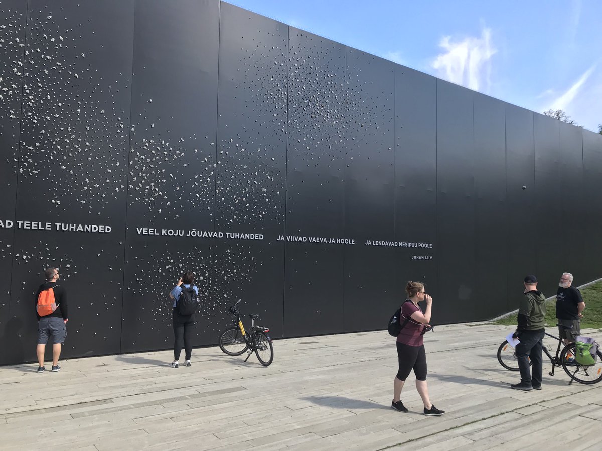 ST_blog's tweet photo. 20000 🐝 in a memorial set in an 🍎 garden. Represent the mums dads kids of estonia 🇪🇪 deported by the soviets from their homes by surprise in evening in 1940. They were split up and moved in cattle trucks to Russian camps or shot. 🇪🇪 gained independence in ‘91 just 32 yrs ago 💙 https://t.co/1g1Ps3QbVw