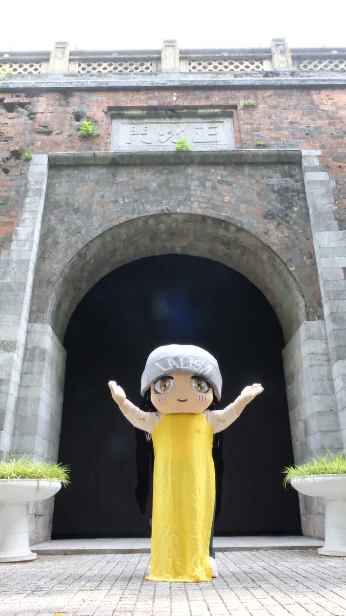 BLACKPINK is indeed very famous in Vietnam, but not everyone surrounding them at the airport and hotel are genuine fans. Some people just want to take advantage of the group's image, so please don't generalize. 🇻🇳🥺