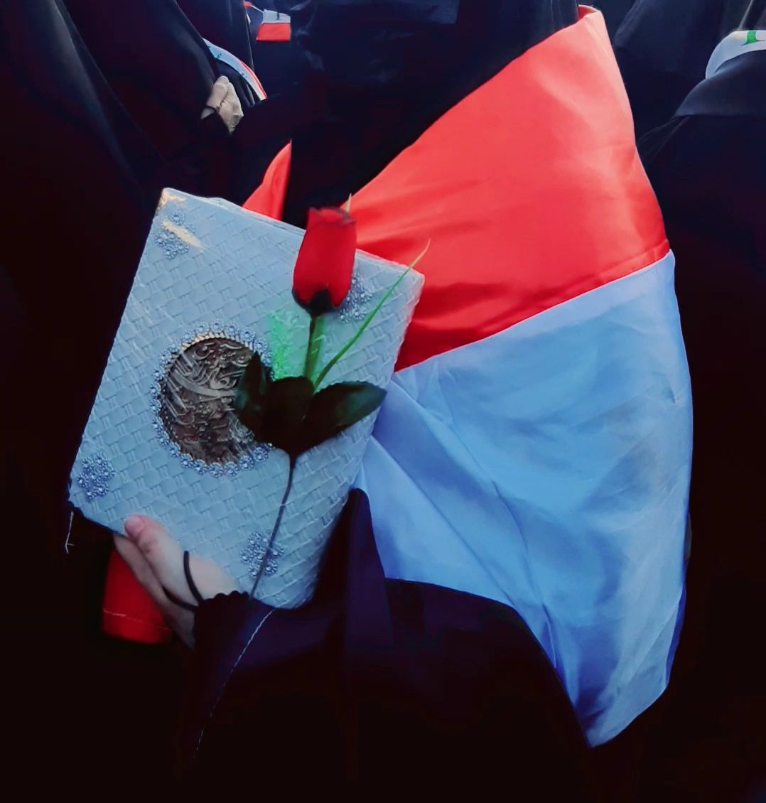 Rawan55_33's tweet photo. قائدي الصدر:
 تصدت سيدتنا زينب الحوراء ع فألقمت الطاغية حجراً وألقت عليهم الحجة فكانت سيدة نساء أهل زمانها متأسية بأمها الزهراء سيدة نساء العالمين الخالدة حينما أسكتت طواغيت عصرها وألقت عليهم الحجة الدامغة 
#حسينيون_سجاديون_زينبيون https://t.co/6qI9rFfELk