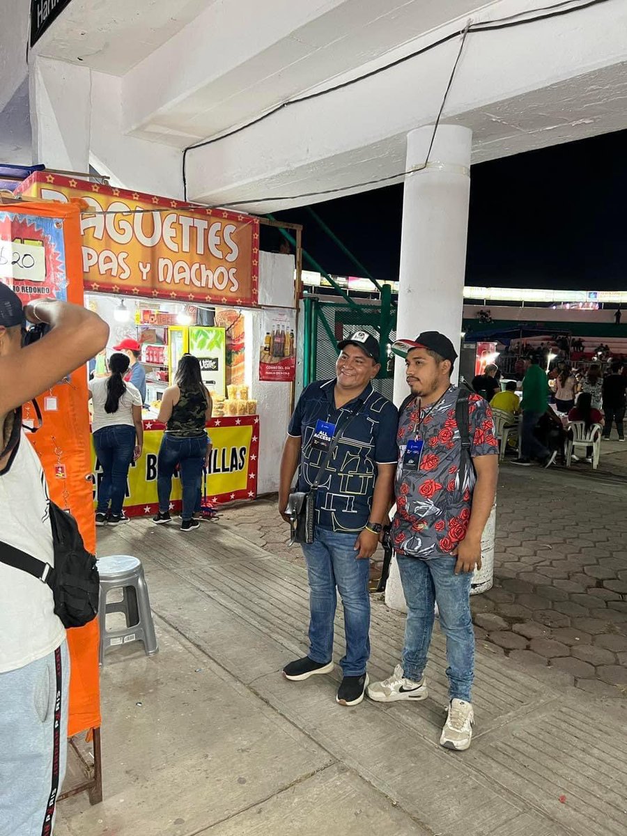 BorrachosVIP's tweet photo. Ya me vi con mi compadre en la feria del pueblo ☺️ https://t.co/RkTGZfEwr1