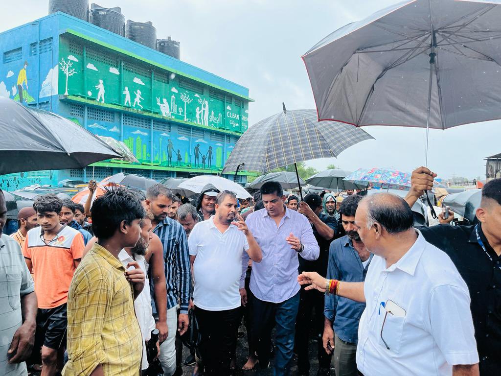 nationfirst_N's tweet photo. मालाड-पश्चिम, मालवणी- अंबोजवाडी में २५० घर प्रशासन द्वारा भारी बारिश में तोड़े गए है. आज इन बेघर हुए लोगों से @AslamShaikh_MLA  सर ने मुलाकात कर उन के दर्द को समझा. https://t.co/xwussi2gZu