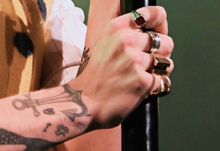 WhyLarryIsReal's tweet photo. im such a whore for hands https://t.co/rTWUgs5muw