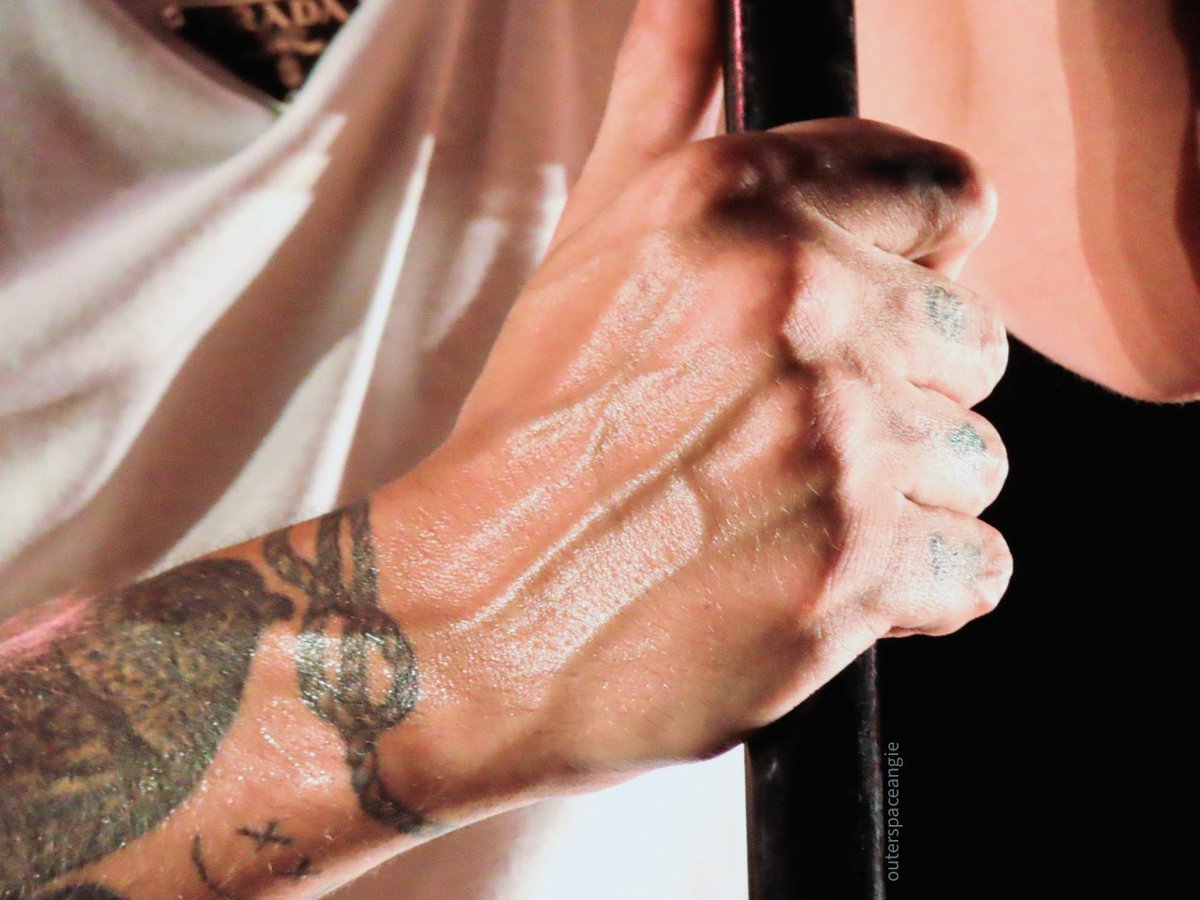 WhyLarryIsReal's tweet photo. im such a whore for hands https://t.co/rTWUgs5muw