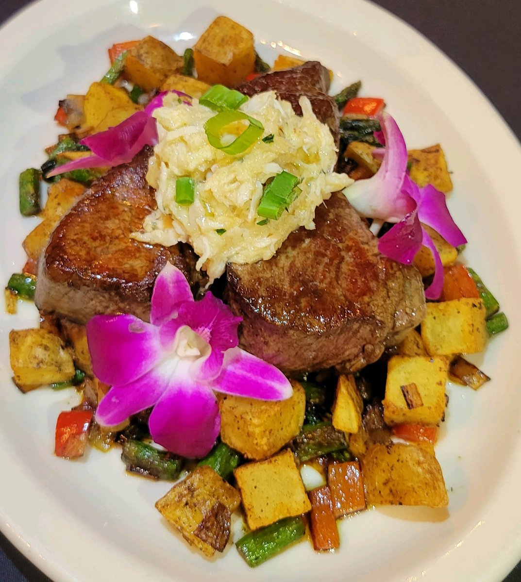 FiveOClockSteak's tweet image. This delectable new #special is 12 ounces of #filet medallions with asparagus, red pepper &amp;amp; potato hash &amp;amp; garlic butter-infused crab meat. See all our menus here: fiveoclocksteakhouse.com/menus. Reservations: (414) 342-3553. #steak #steakhouse #supperclub #beststeak