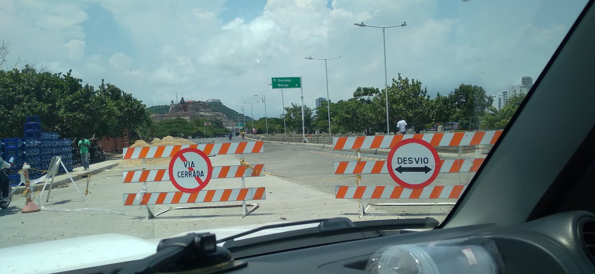 Hace 3 meses se iniciaron las obras de reparación del puente Jiménez. Reemplazaron toda la carpeta asfáltica, hicieron un acaso en concreto rígido es la calzada izquierda. Hoy está todo cerrado y no hay personal trabajando. Congestión en el puente nuevo