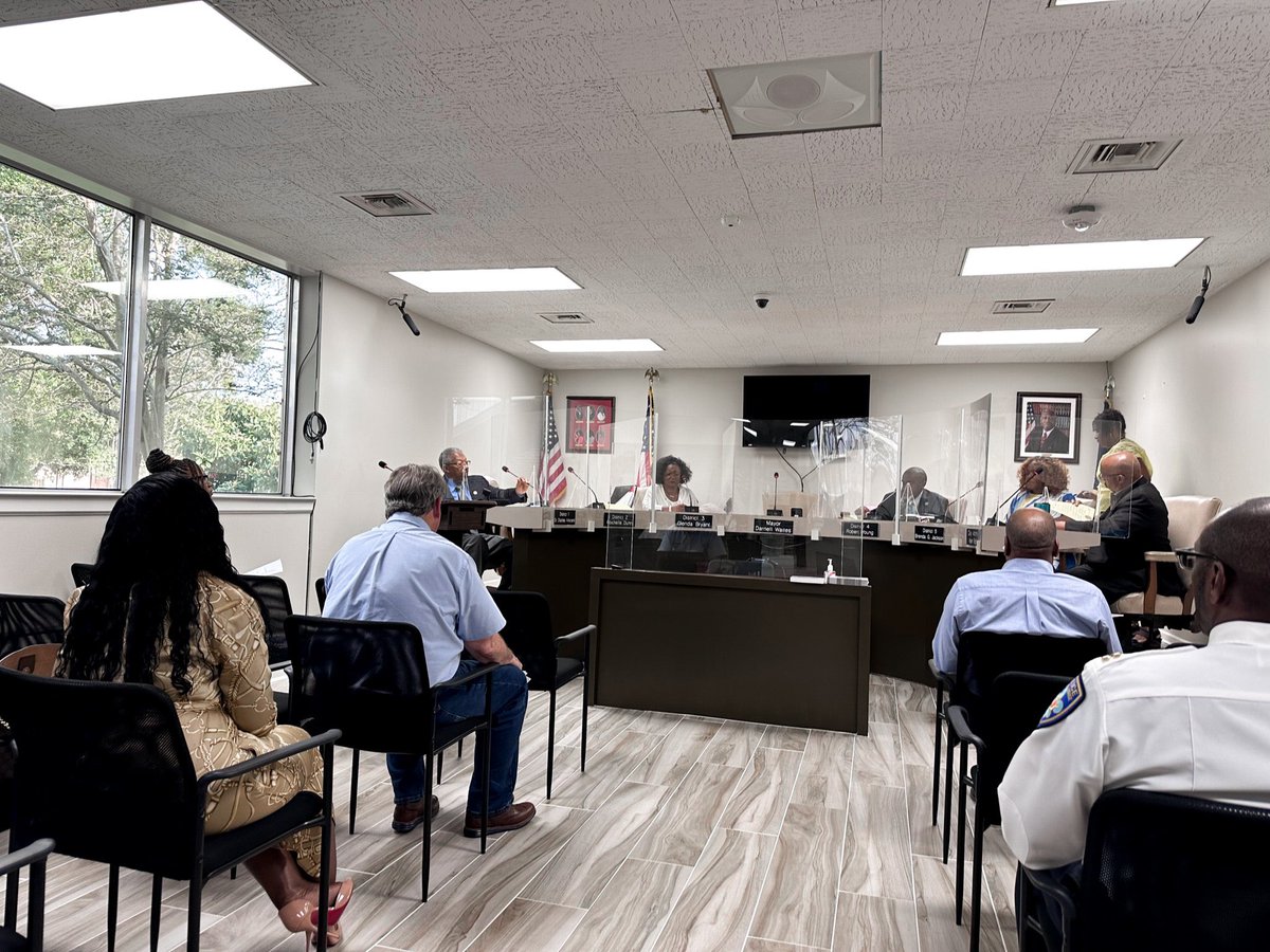HunterLundyGov's tweet photo. This week I was able to talk to the Baker City Council about improving education, giving teachers pay raises, reducing crime and other real-life issues - not partisan politics. #lundyforlouisiana #louisiana #hunterlundyforgovernor https://t.co/CxO03QCJkl