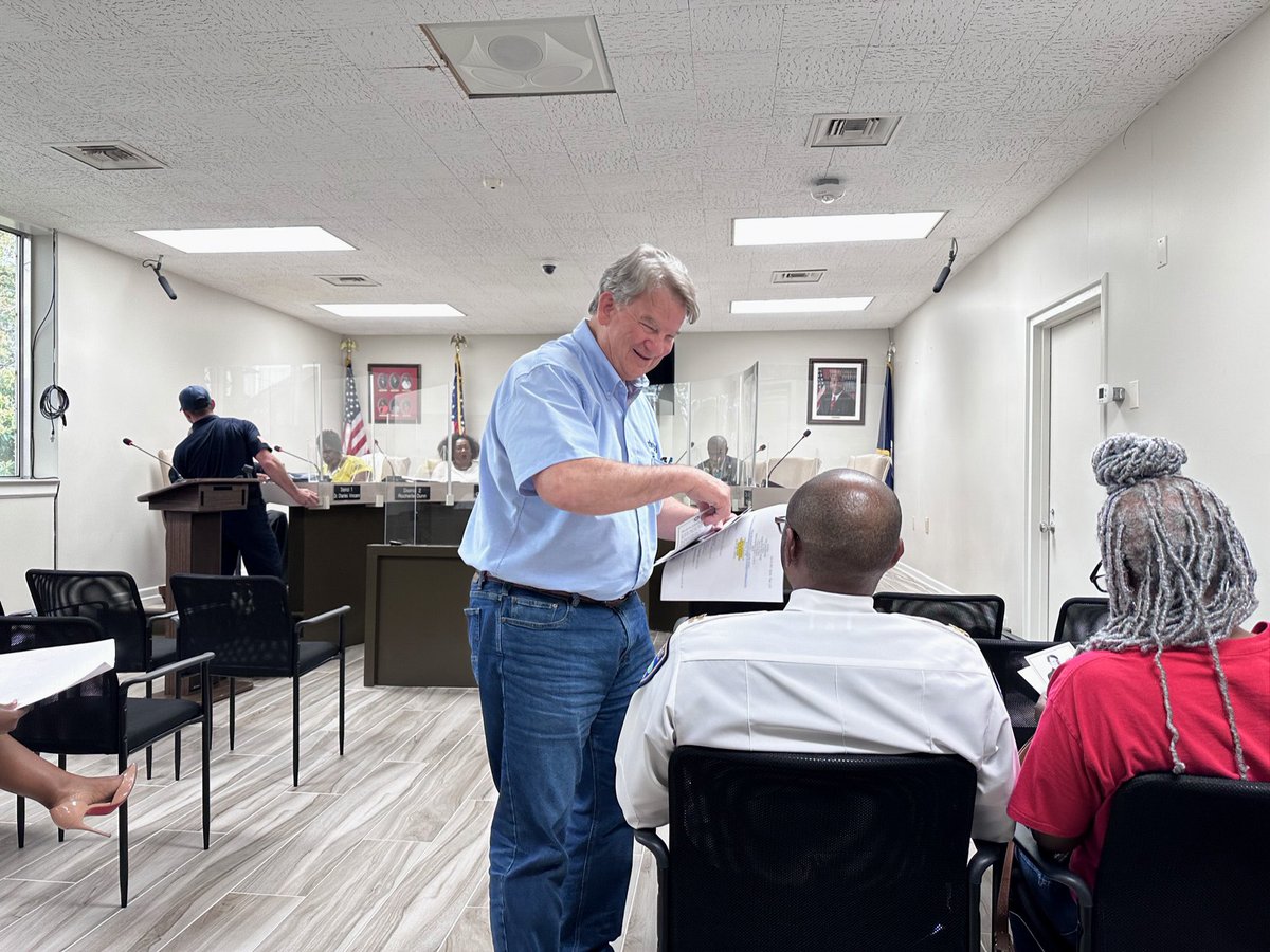 HunterLundyGov's tweet photo. This week I was able to talk to the Baker City Council about improving education, giving teachers pay raises, reducing crime and other real-life issues - not partisan politics. #lundyforlouisiana #louisiana #hunterlundyforgovernor https://t.co/CxO03QCJkl