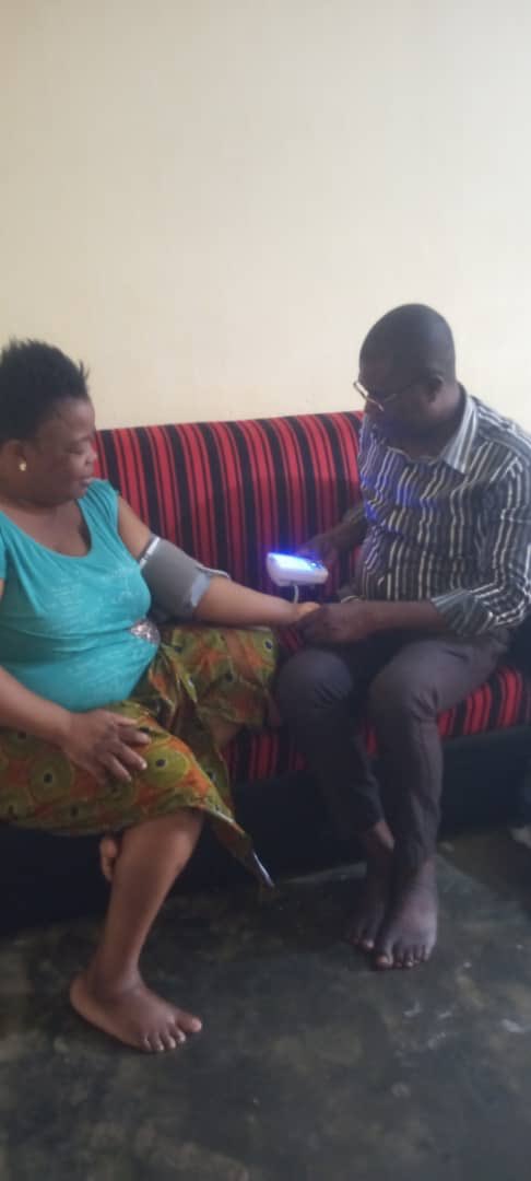 Dans le cadre du projet : «Services et soins infirmiers à domicile aux seniors » l’ONG Tous Contre la Pauvreté en collaboration avec l’Association Solidarité Seniors Plus ont fait la prestation de soins infirmiers à domicile aux seniors ce jeudi 27 juillet 2023 à Zanguera