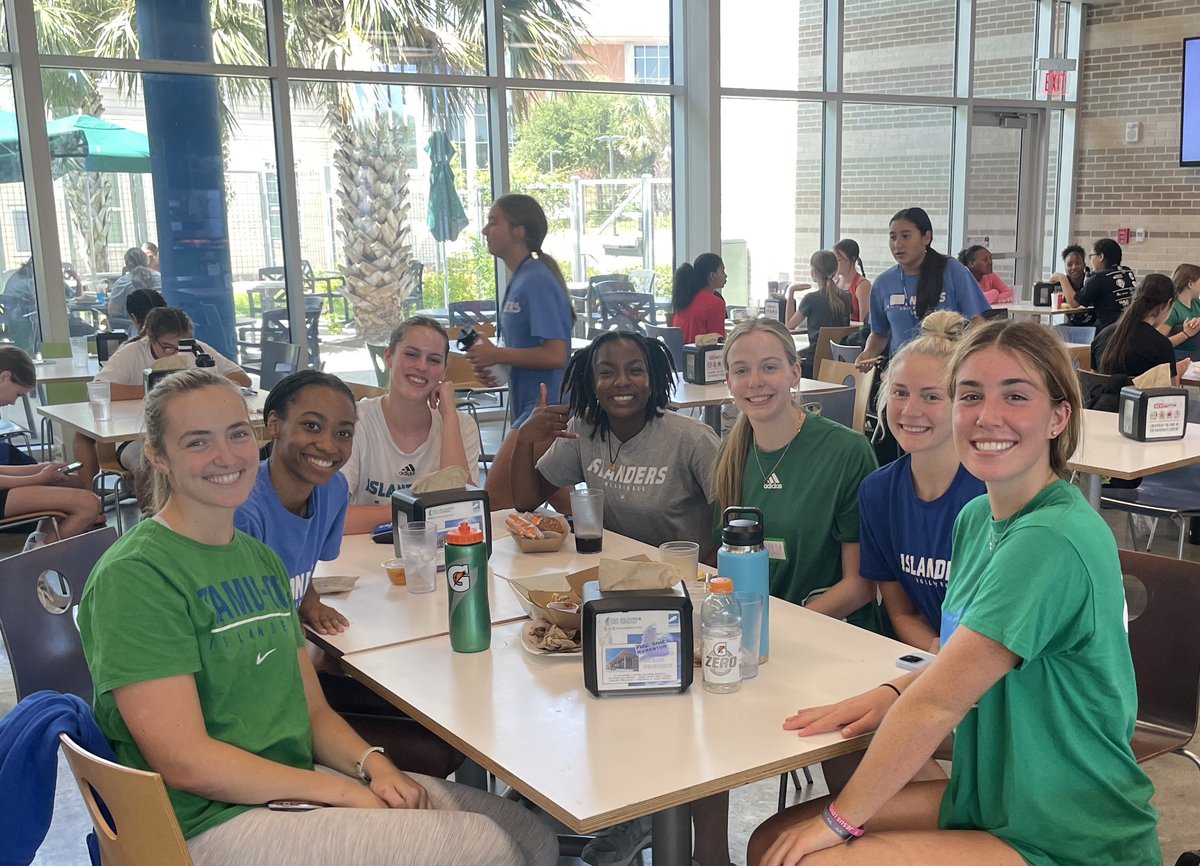 islanderdining's tweet photo. Islander Dining Hall is the place to be 🤙🤭🍔🥗🍕🌮

(More delicious food not pictured because the phone does not always eat first😵‍💫)

#islanderdining #lunchisserved #foodie #tamucc https://t.co/AgBe5MEQ8F