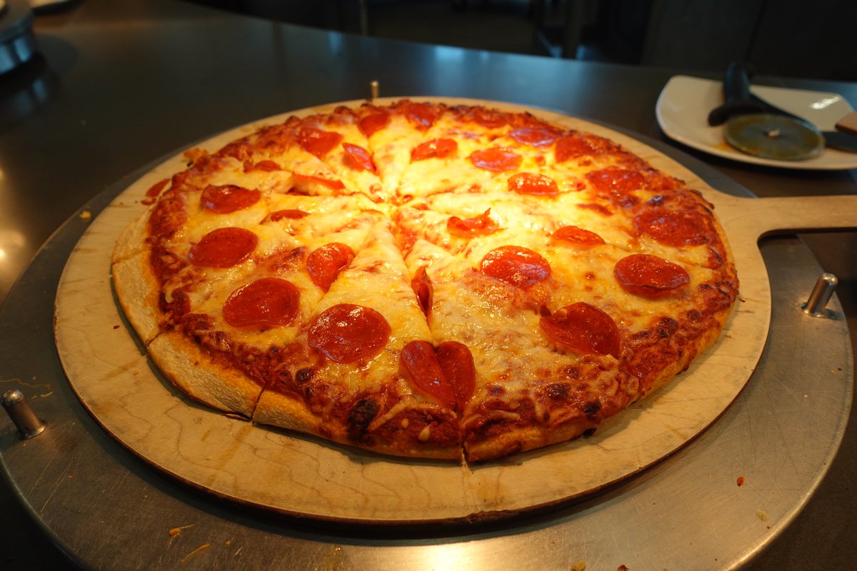 islanderdining's tweet photo. Islander Dining Hall is the place to be 🤙🤭🍔🥗🍕🌮

(More delicious food not pictured because the phone does not always eat first😵‍💫)

#islanderdining #lunchisserved #foodie #tamucc https://t.co/AgBe5MEQ8F