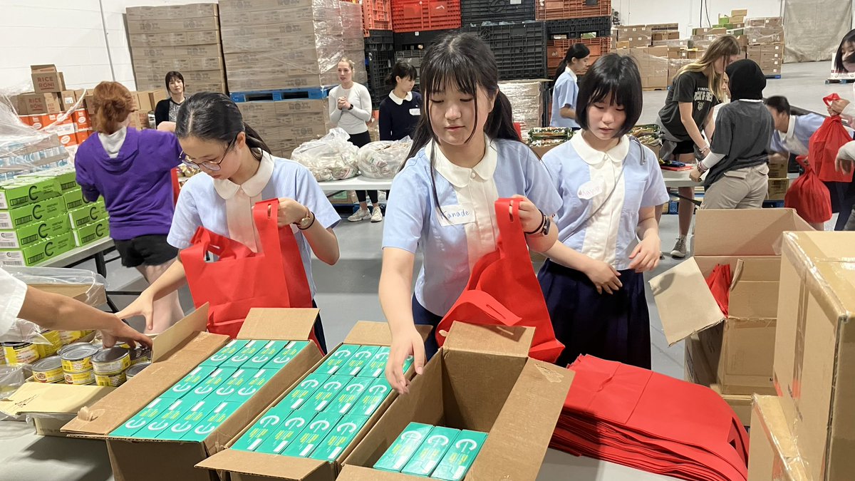 MrsTDugan's tweet photo. #MLI Japanese International Students are giving back to @CityWindsorON community! Working hard with @UnitedWayWE to support the #SummerEatsProgram @gecdsbpro @AM800CKLW @CTVWindsor @WindsorStarLive @CBCWindsor https://t.co/LhYPiLnBQW