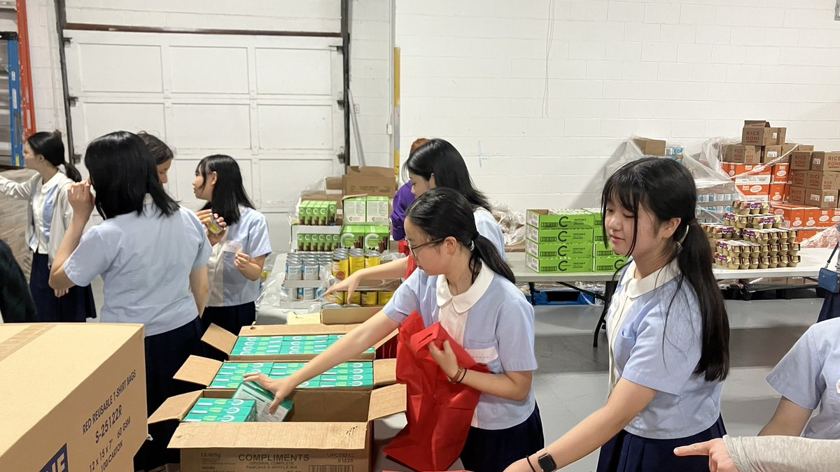 MrsTDugan's tweet photo. #MLI Japanese International Students are giving back to @CityWindsorON community! Working hard with @UnitedWayWE to support the #SummerEatsProgram @gecdsbpro @AM800CKLW @CTVWindsor @WindsorStarLive @CBCWindsor https://t.co/LhYPiLnBQW
