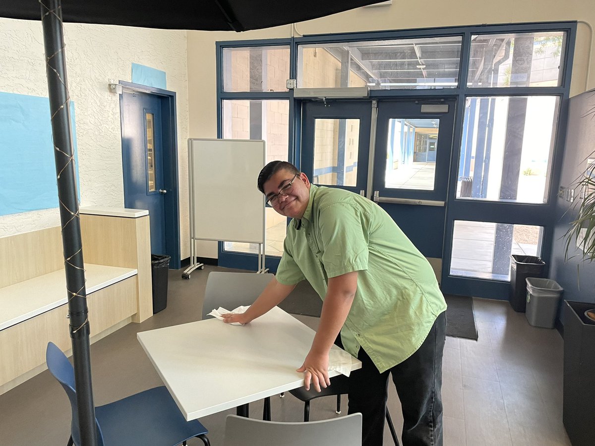 DrFinchDVUSD's tweet photo. The Deer Valley HS @DVHSSkyhawks @dvskyhawks @DVUSD Skyhawks are ready for students on Monday! https://t.co/TNmlsdxCEE