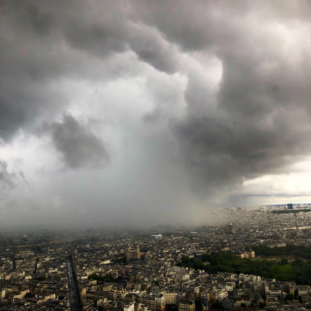 RubenHallali's tweet photo. Paris, 28 juillet, déluge, 1h, 50mm 
#orage #inondation #tropical #montparnasse https://t.co/0HPq19ufmH