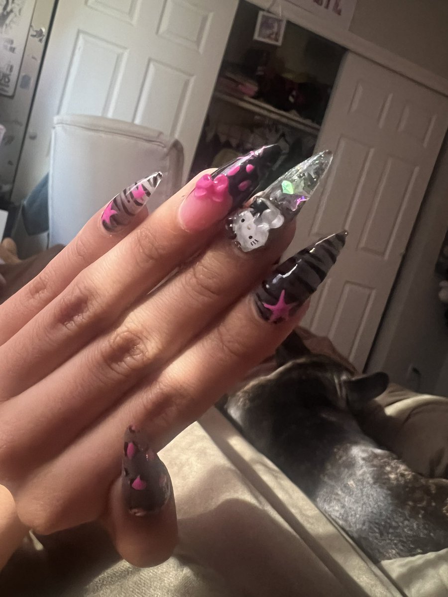 abbypuke's tweet photo. hello kitty nails #sanrihoe https://t.co/3Z5Ch5i6C5