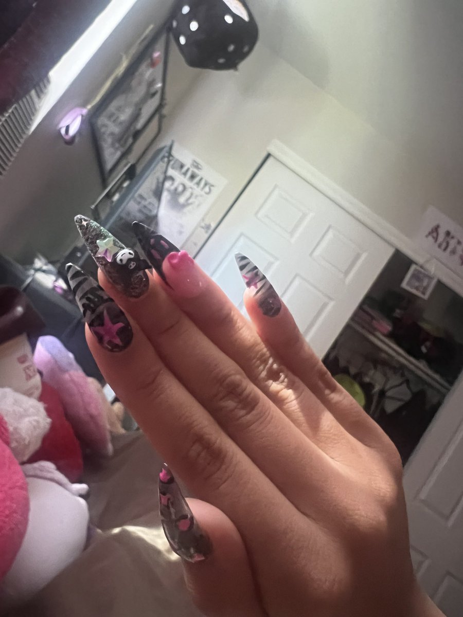 abbypuke's tweet photo. hello kitty nails #sanrihoe https://t.co/3Z5Ch5i6C5