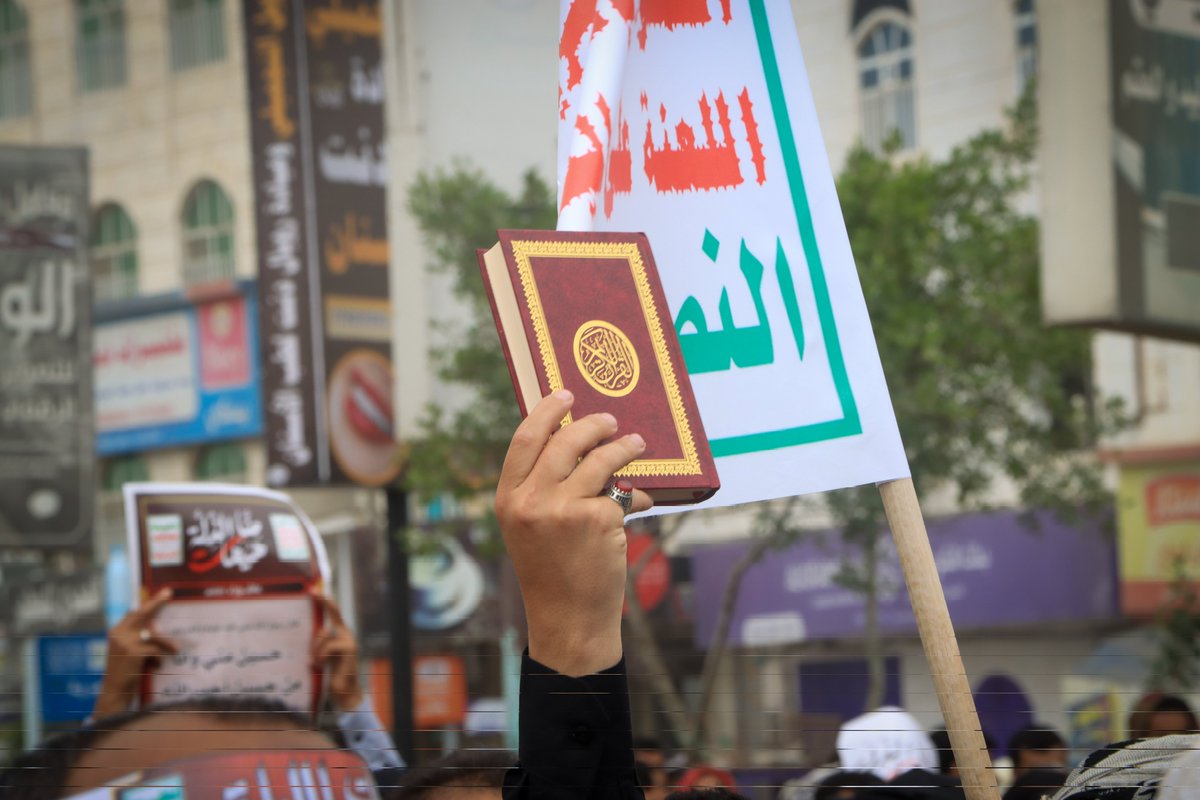 hossam_basha7's tweet photo. #تعز: مسيرة جماهيرية كبرى لإحياء ذكرى استشهاد #الإمام_الحسين عليه السلام، ورفض التطاول على القرآن الكريم والمقدسات الإسلامية.
#هيهات_منا_الذلة https://t.co/ucPnoAlqTY