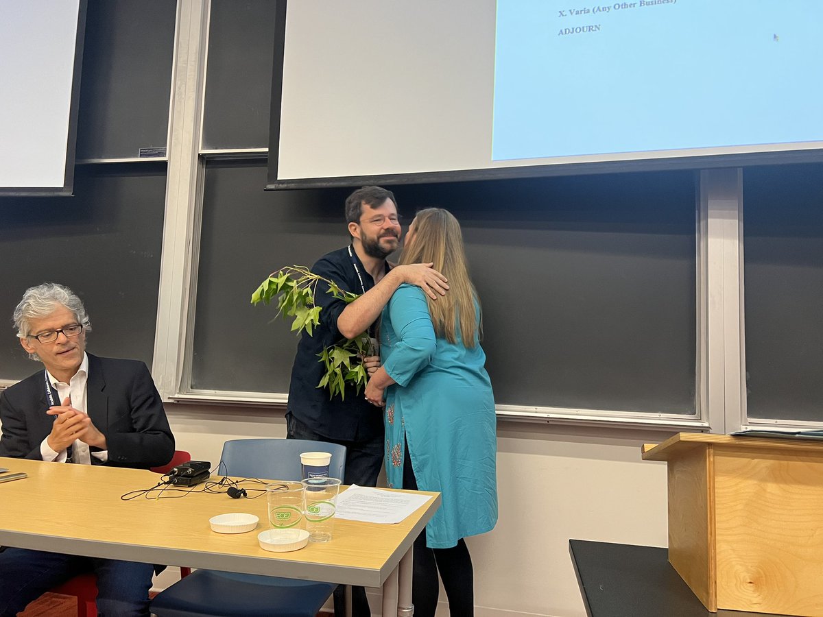 The passing of the branch.

Nouveau président, @MoranMedieval 

New President, Patrick Moran

#icls23