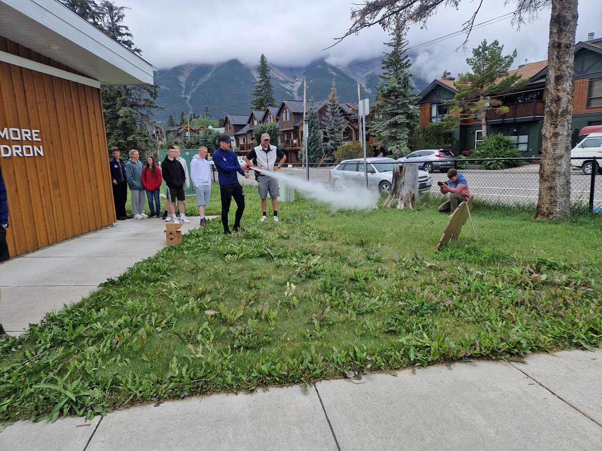 MS23 In a wildlife training session to prepare for exped🐻