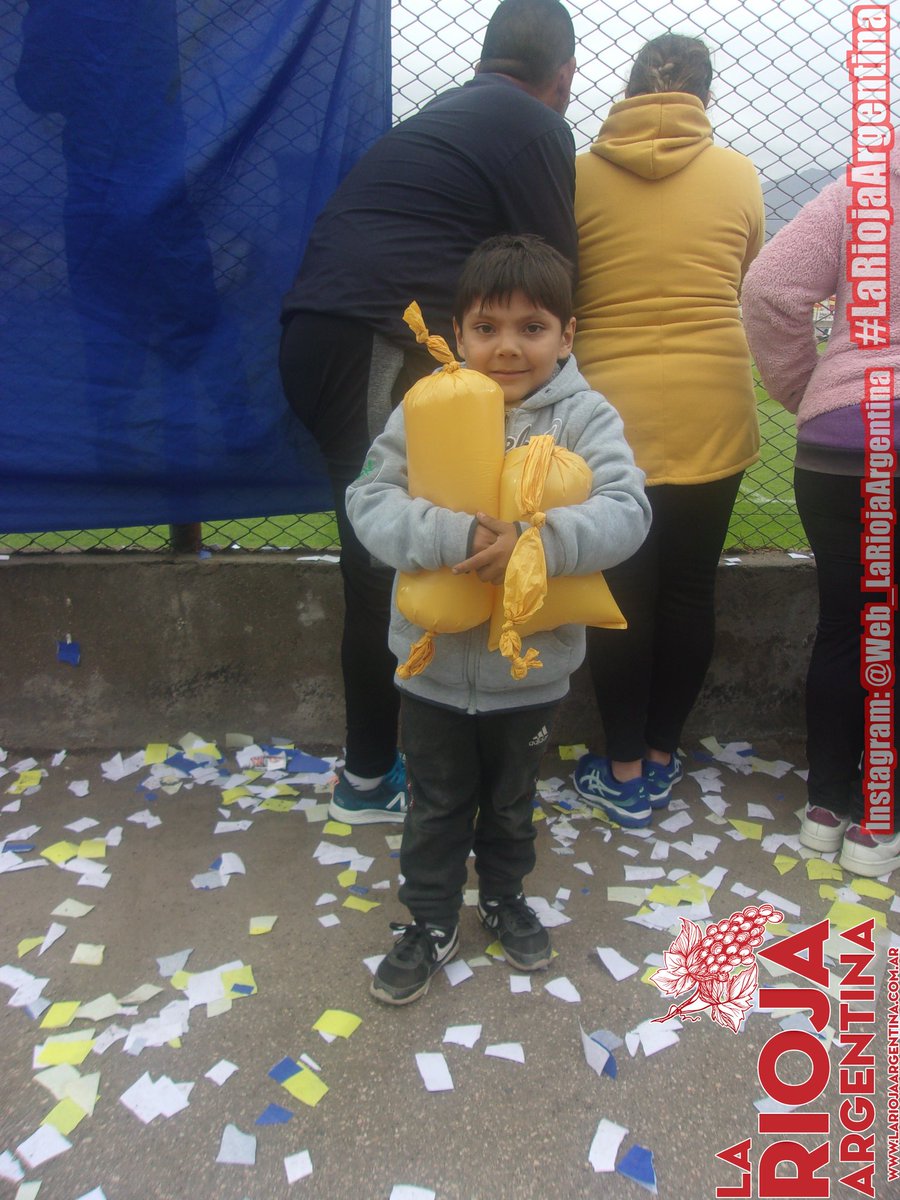 web_lariojaarg's tweet photo. #FutbolFederado #ElDefe #ProvincialDeClubes2023
Postales de hinchas del Defe en el partido final de vuelta, en el que @DefdelaBocaLr venció 2 a 0 a San Buenaventura de Vichigasta, obteniendo por primera vez este Torneo.
Link del Vlog en Youtube LRA: https://t.co/TOnxsKJ5U9 https://t.co/v2CsAxbLTT