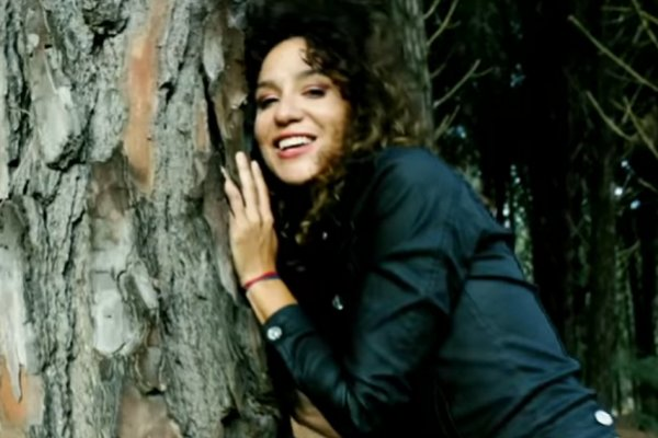 PrensaCRock's tweet photo. Daniela Herrero comparte el single y videoclip “Cuando te veo”.
La canción está dedicada a su papá, Daniel Herrero, fallecido en abril pasado.
https://t.co/JA44OeHWLU https://t.co/9kkBabLkmH