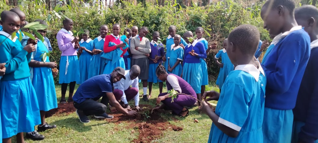 StinicahKemunto's tweet photo. Today @threshold_of was at Kebere Primary school Gucha Sub-county
Kisii county Kenya.
Had a mental health talk, menstrual hygiene and climate change talk. We managed to plant 100 trees and mentored 250 pupils
#empoweredtoempower
#mentalhealth
#peersupportnetwork
@jenga_kaka https://t.co/37zf5QVFQH