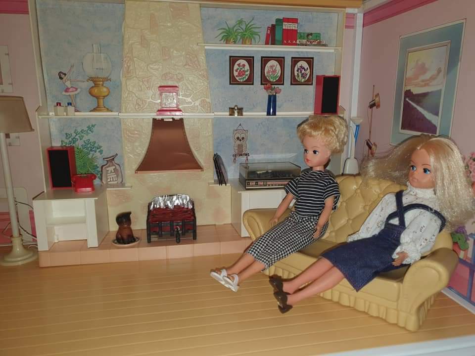 vickigaunt's tweet photo. @BBCTheOneShow I have all my vintage Sindys. She's better than Barbie imo. Absolutely adore Sindy and the house and Furniture from 70s/80s. https://t.co/rZieoNQJir