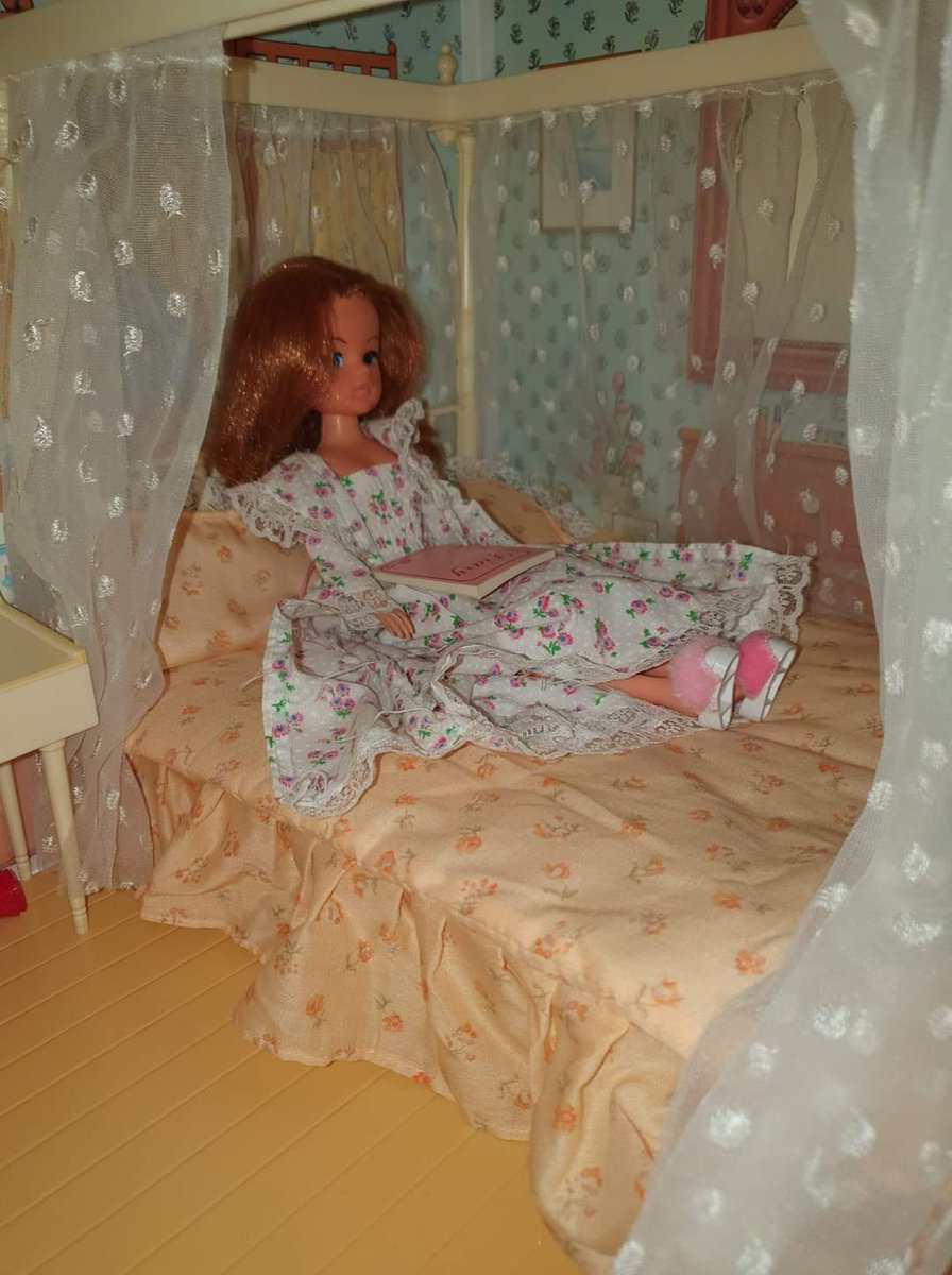 vickigaunt's tweet photo. @BBCTheOneShow I have all my vintage Sindys. She's better than Barbie imo. Absolutely adore Sindy and the house and Furniture from 70s/80s. https://t.co/rZieoNQJir